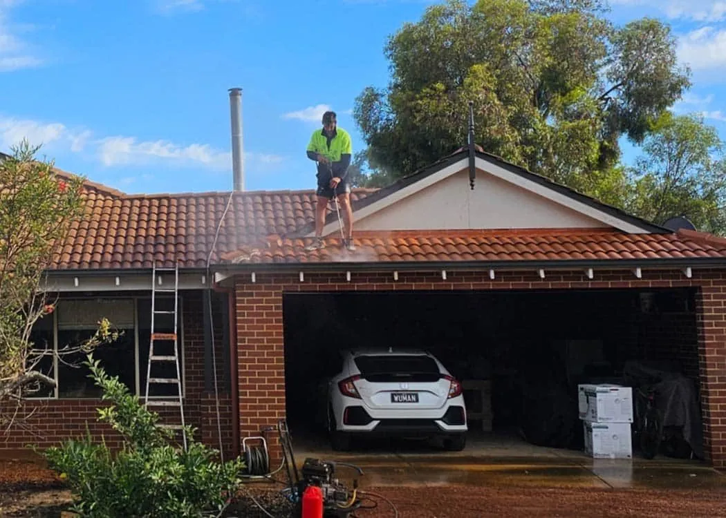 Kili and Cousins roofer working along the ridge of a Perth roof